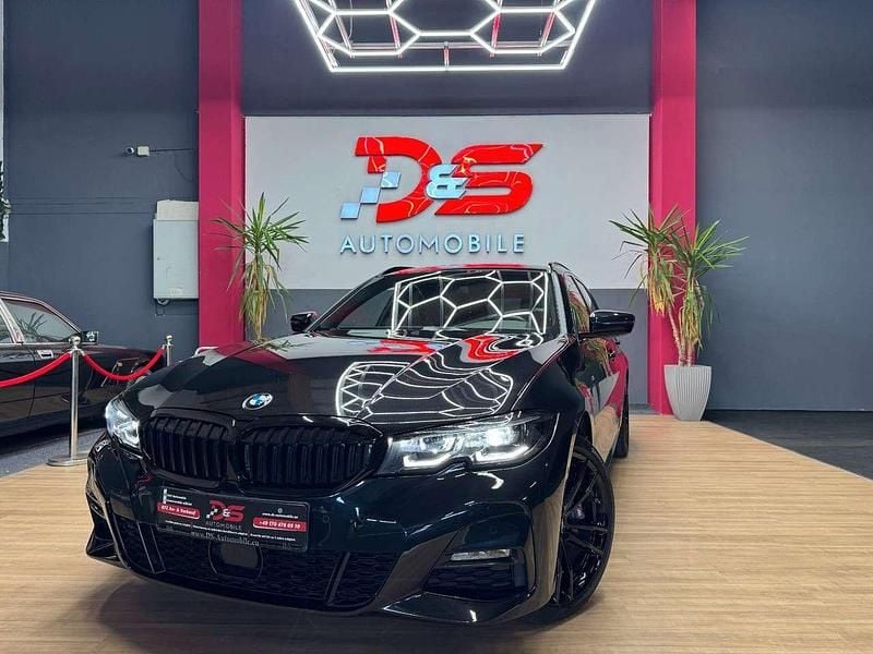 Black sapphire metallic Gebraucht 2021 BMW 330e M Sport Kombi | 28.499 € (Guter Preis) - Bild 1/4