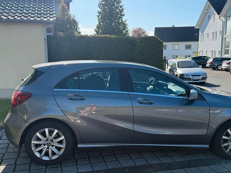 Gebraucht Mercedes A180 Edition 122 PS (89 kW) 2017 Grau Limousine