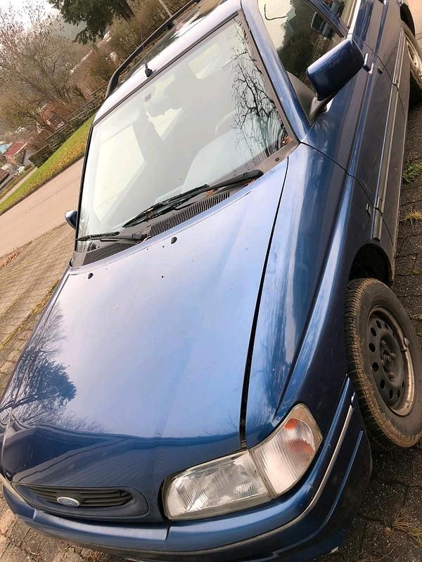 Gebraucht Ford Escort 90 PS (66 kW) 1993 Blau Kombi