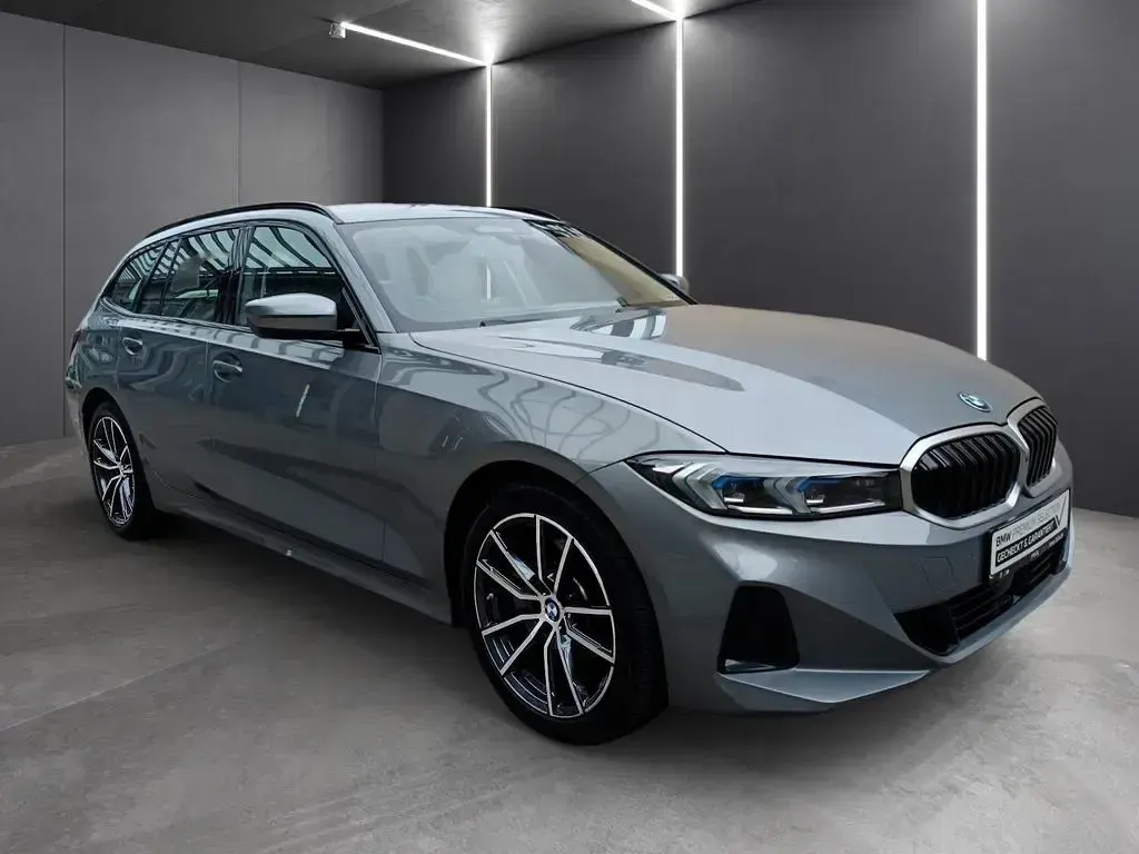 Gebraucht BMW 330e Sport Line 292 PS (214 kW) 2025 Skyscraper grau metallic Kombi