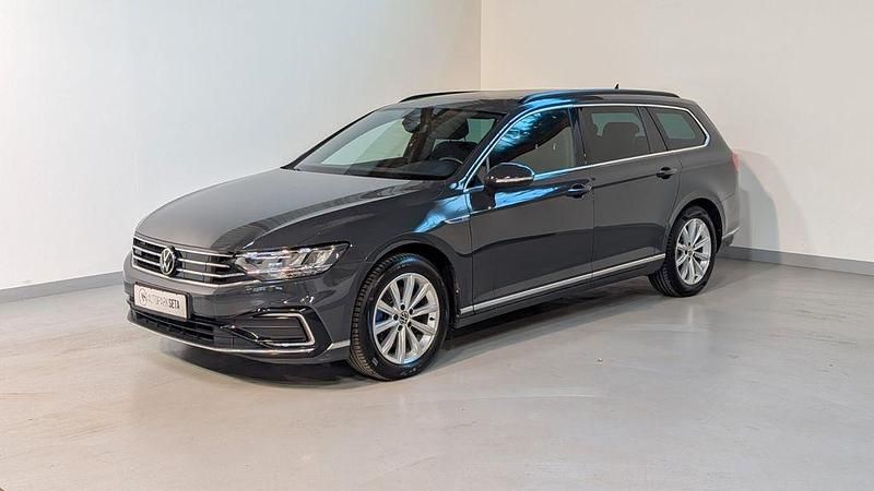Grau Gebraucht 2021 VW Passat GTE Limousine | 21.999 € (Superpreis) - Bild 1/4