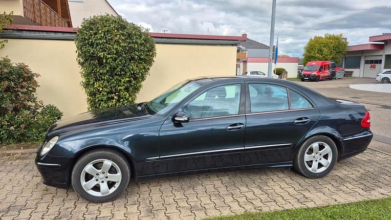 Schwarz Gebraucht 2005 Mercedes E280 Avantgarde Limousine | 2.900 € (Superpreis) - Bild 1/4
