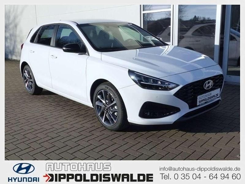 Weiß Gebraucht 2024 Hyundai i30 Advantage Limousine | 17.990 € (Superpreis) - Bild 1/4