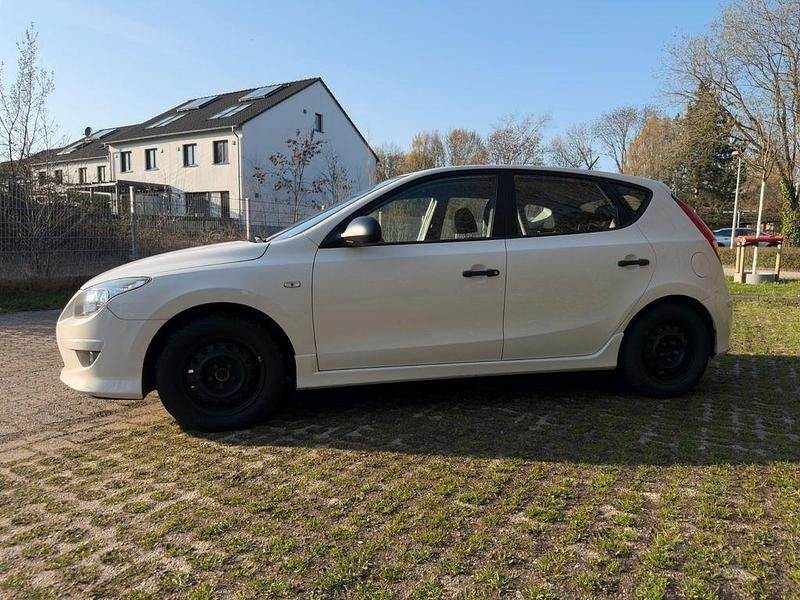 Gebraucht Hyundai i30 109 PS (80 kW) 2012 Weiß Limousine