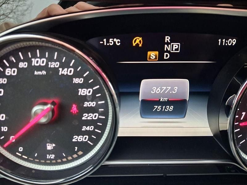 Schwarz Gebraucht 2017 Mercedes E200 AMG line Limousine | 22.999 € (Guter Preis) - Bild 1/4