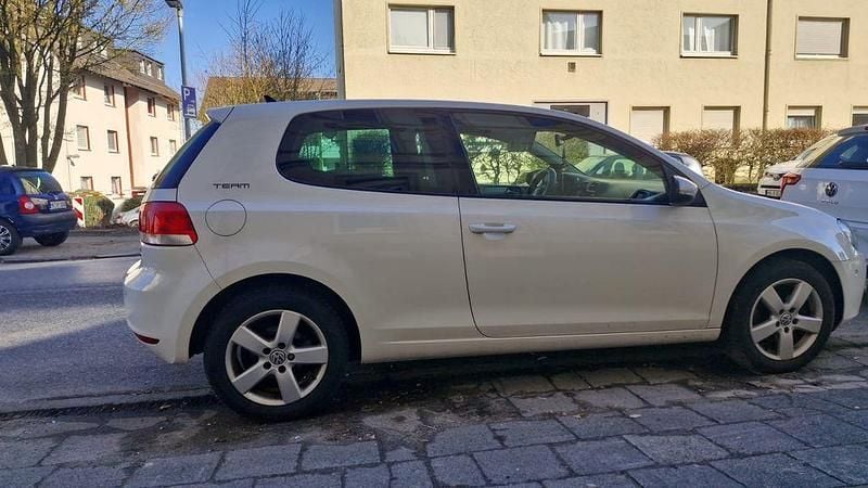 Gebraucht VW Golf VI 105 PS (77 kW) 2011 Weiß Kleinwagen