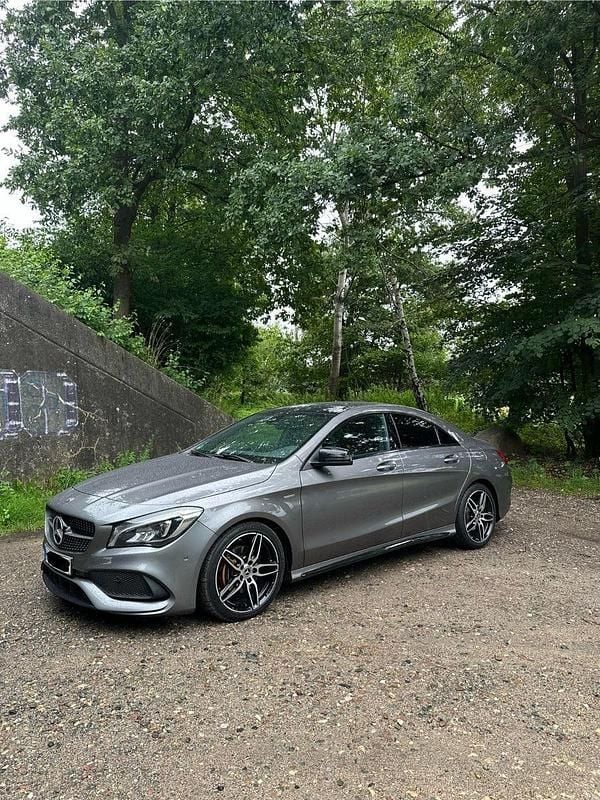 Grau Gebraucht 2017 Mercedes CLA200 AMG line Coupé | 21.900 € (Teuer) - Bild 1/4