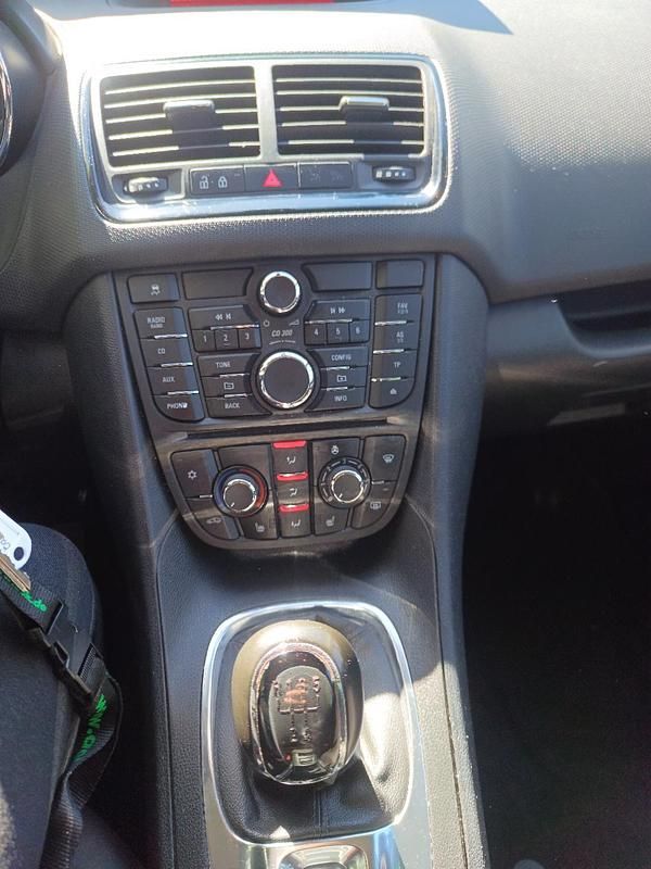 Second-hand Opel Meriva 101 CP (74 kW) 2013 Argintiu Monovolum