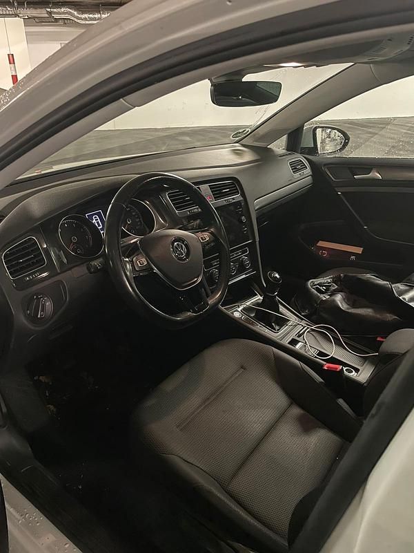 Gebraucht VW Golf VII Design 2017 Weiß Limousine