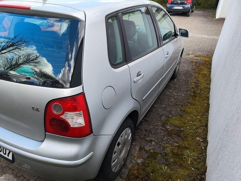 Gebraucht VW Polo Basis 75 PS (55 kW) 2004 Silber Kleinwagen