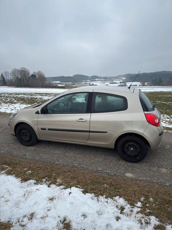 Beige Gebraucht 2007 Renault Clio III Authentique Limousine | 2.400 € (Fairer Preis) - Bild 1/4