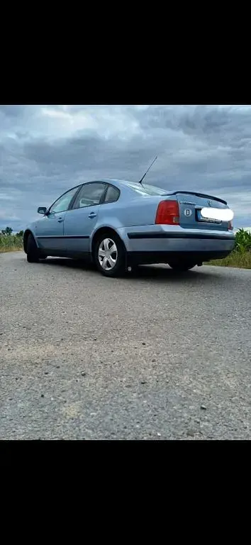 Używany VW Passat Basis 101 KM (74 kW) 1998 Niebieski Sedan/Limuzyna