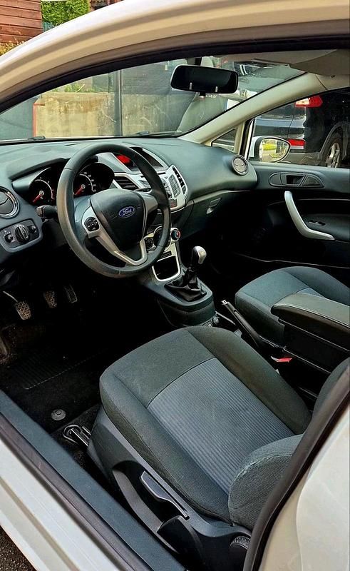 Gebraucht Ford Fiesta Trend 60 PS (44 kW) 2012 Weiß Kleinwagen