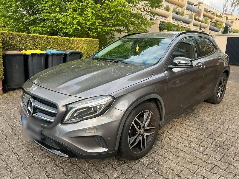 Grau Gebraucht 2014 Mercedes GLA200 SUV | 8.950 € - Bild 1/4