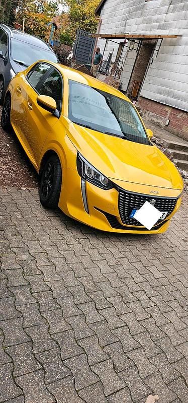Gelb Gebraucht 2020 Peugeot 208 Kleinwagen | 11.999 € (Etwas zu teuer) - Bild 1/4