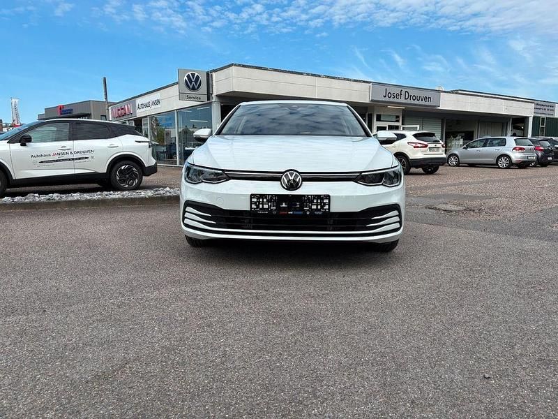 Gebraucht VW Golf VIII 110 PS (80 kW) 2024 Weiß Limousine