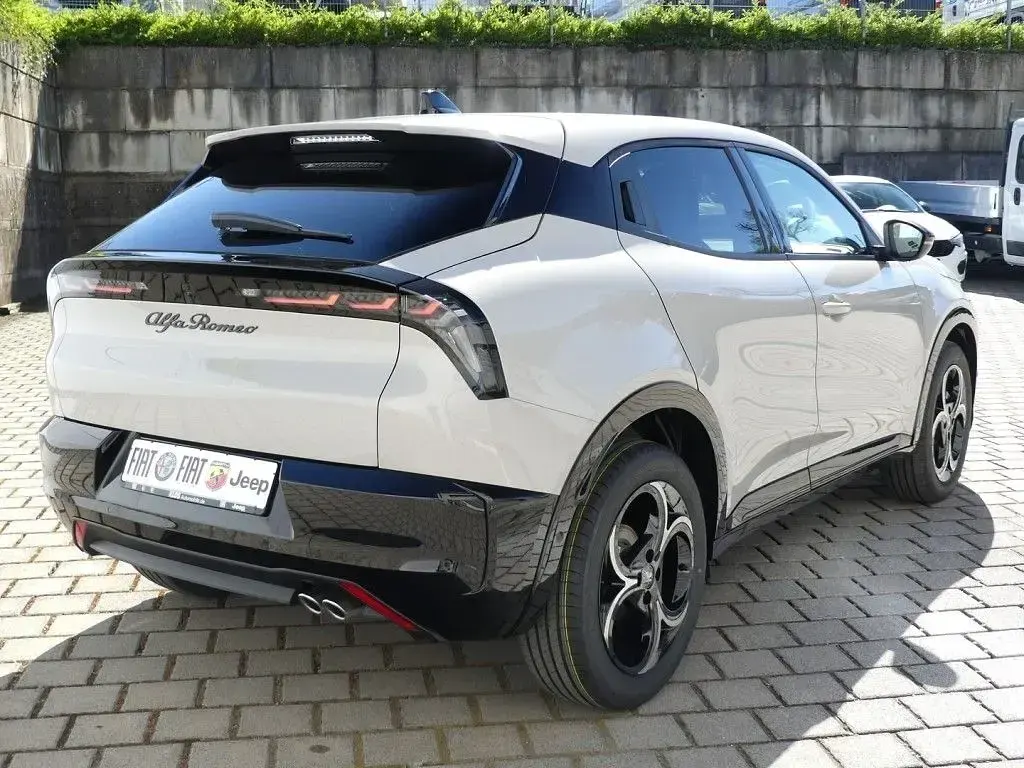 Neu Alfa Romeo Junior Ti 145 PS (106 kW) 2026 Beige SUV