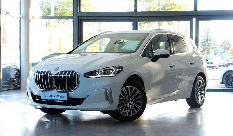 Weiß Gebraucht 2022 BMW 220 Active Tourer Luxury Line Van / Kleinbus | 25.949 € (Guter Preis) - Bild 1/3