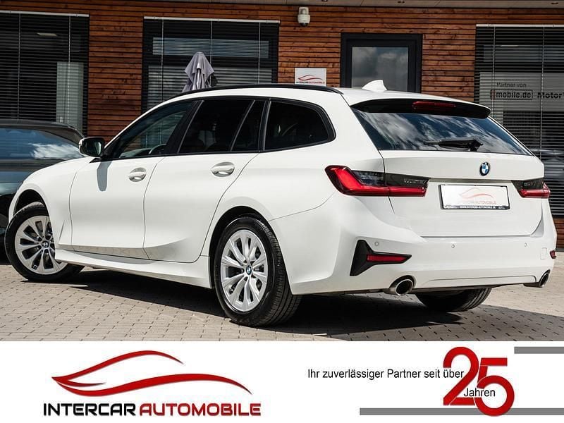Gebraucht BMW 330 Advantage 265 PS (194 kW) 2020 Alpinweiss iii Kombi