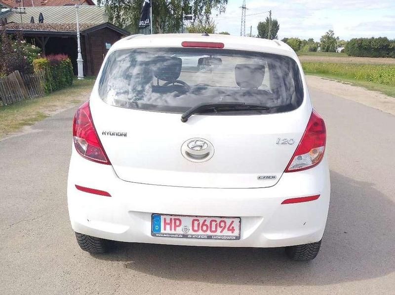 Gebraucht Hyundai i20 Edition 75 PS (55 kW) 2013 Coral white / sol Kleinwagen