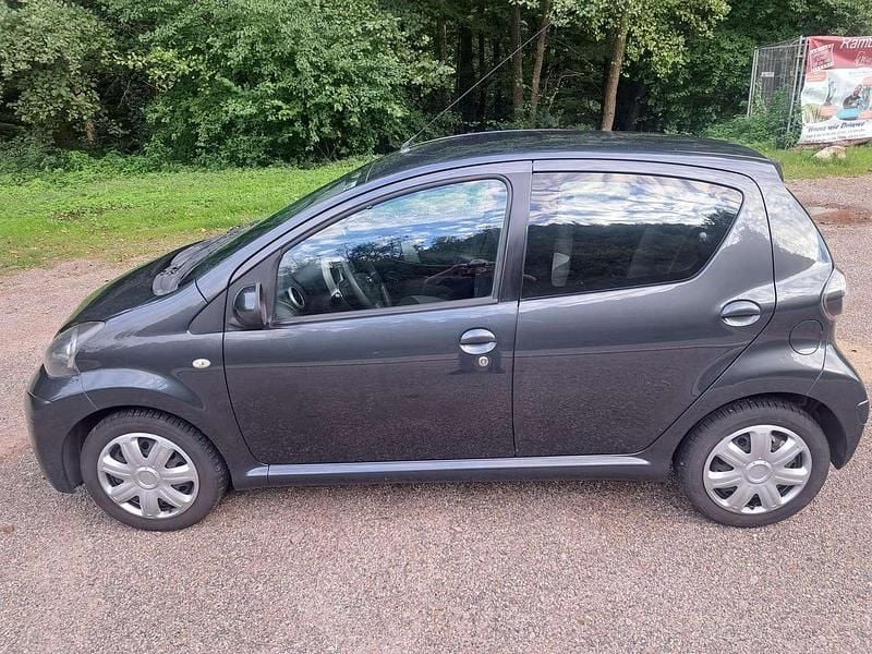 Grau Gebraucht 2012 Toyota Aygo Connect Style Kleinwagen | 4.950 € (Fairer Preis) - Bild 1/4