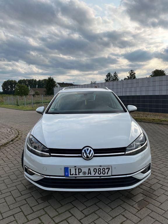 Weiß Gebraucht 2017 VW Golf VII Comfortline Kombi | 6.999 € (Fairer Preis) - Bild 1/4