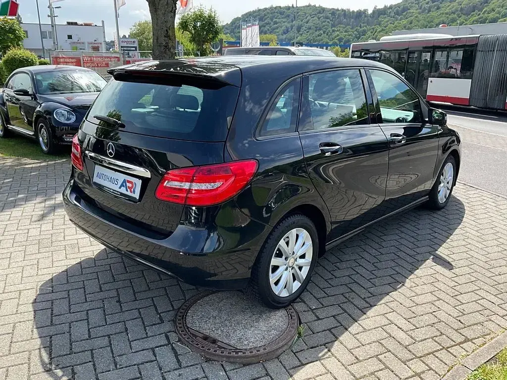Gebraucht Mercedes B200 136 PS (100 kW) 2013 Schwarz Kleinwagen