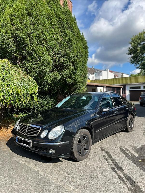 Schwarz Gebraucht 2004 Mercedes E200 Limousine | 4.500 € - Bild 1/4