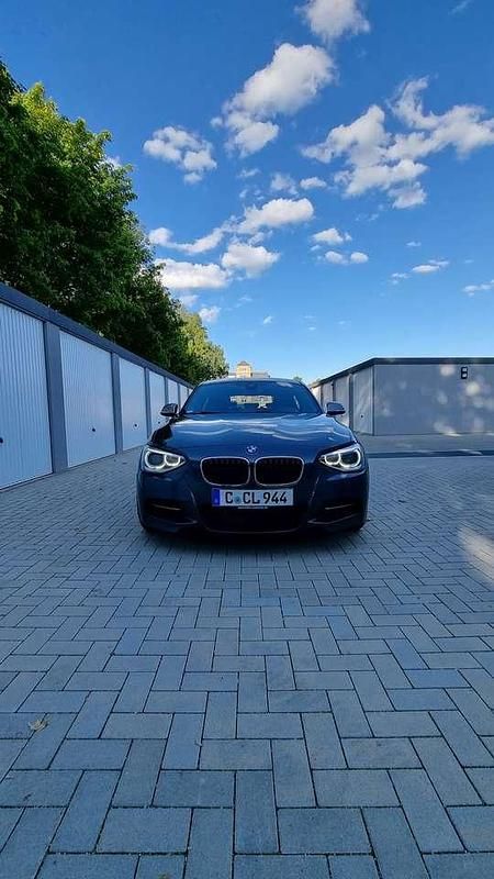 Grau Gebraucht 2014 BMW M135 Sport Line Kleinwagen | 17.990 € (Fairer Preis) - Bild 1/4