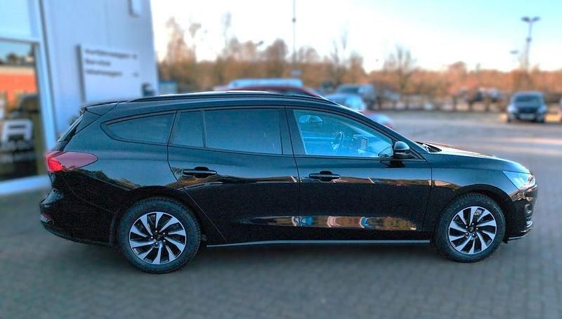 Gebraucht Ford Focus Cool & Connect 125 PS (91 kW) 2022 Schwarz Limousine