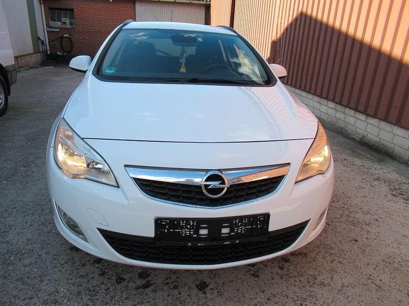 Gebraucht Opel Astra Design Edition 125 PS (91 kW) 2011 Weiß Kombi
