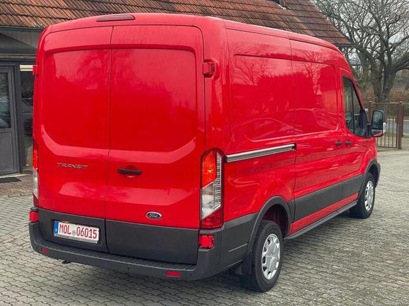 Gebraucht Ford Transit Trend 131 PS (96 kW) 2018 Rot Van / Kleinbus