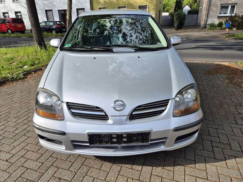 Grau Gebraucht 2001 Nissan Almera Tino Van / Kleinbus | 2.590 € (Etwas zu teuer) - Bild 1/4