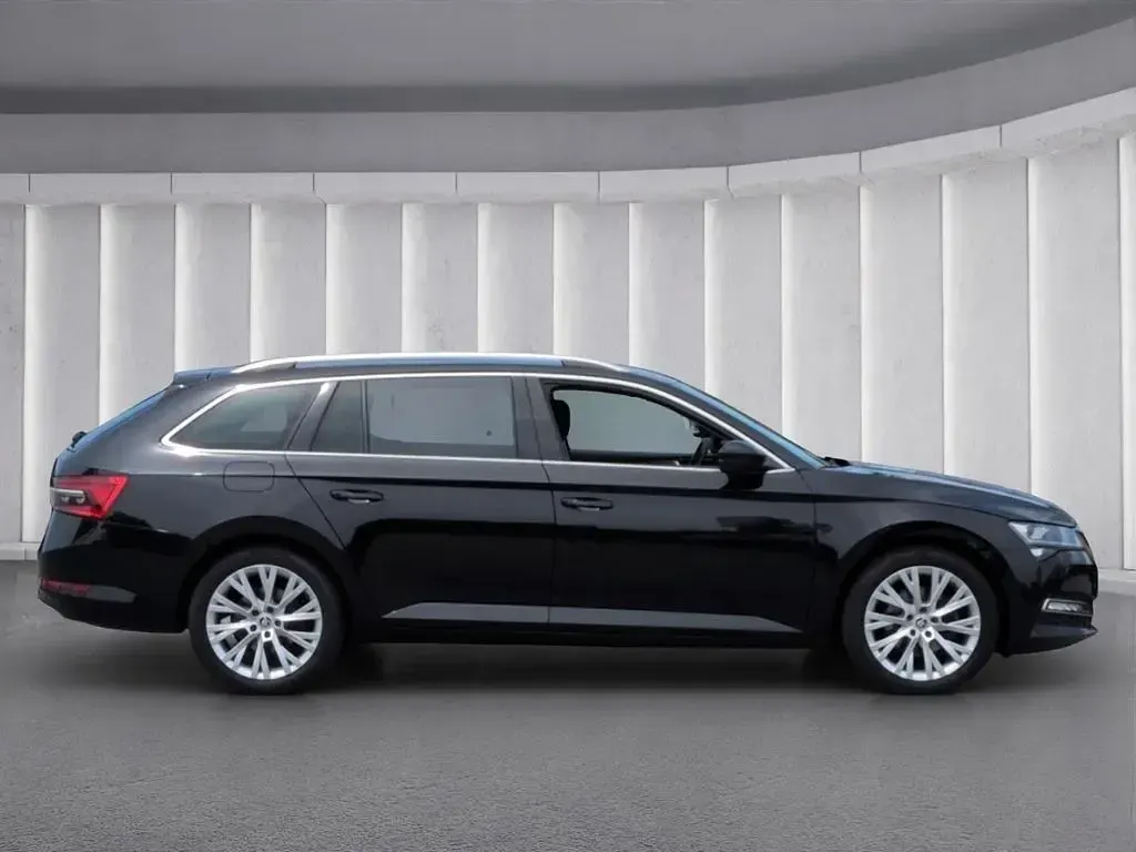 Gebraucht Skoda Superb Style 200 PS (147 kW) 2023 Schwarzmagic perleffekt Kombi