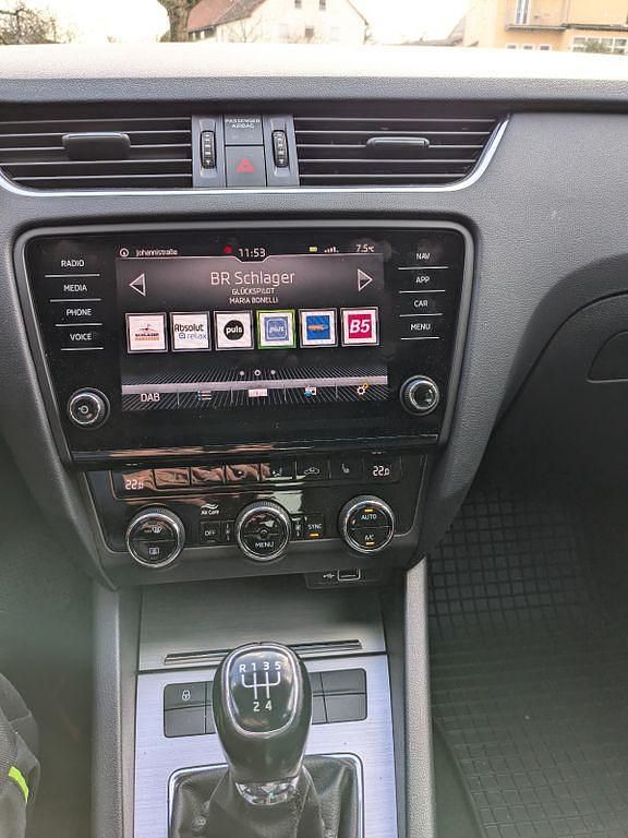 Blau Gebraucht 2020 Skoda Octavia Ambition Kombi | 14.700 € (Guter Preis) - Bild 1/4