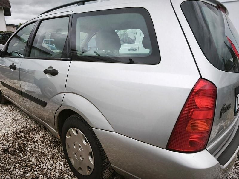 Silber Gebraucht 2000 Ford Focus Ambiente Kombi | 800 € (Superpreis) - Bild 1/4