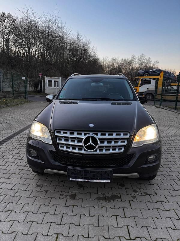 Schwarz Gebraucht 2010 Mercedes ML300 SUV | 9.450 € - Bild 1/4