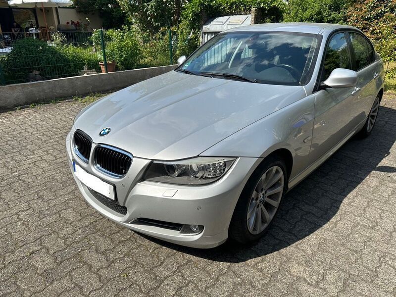Gebraucht BMW 318 143 PS (105 kW) 2011 Grau Limousine