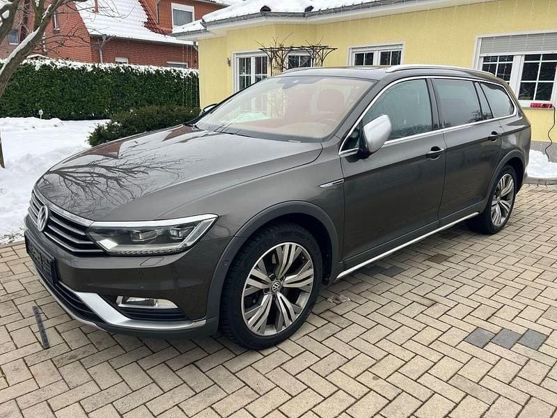 Braun Gebraucht 2018 VW Passat Alltrack Kombi | 14.500 € (Guter Preis) - Bild 1/4
