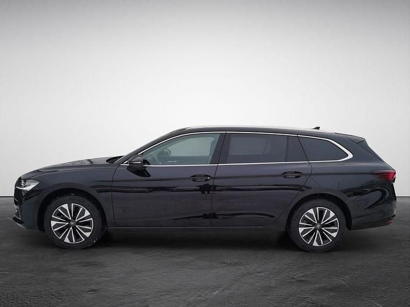 Neu Skoda Superb Selection 150 PS (110 kW) 2025 Schwarz (ebony schwarz metallic) Kombi