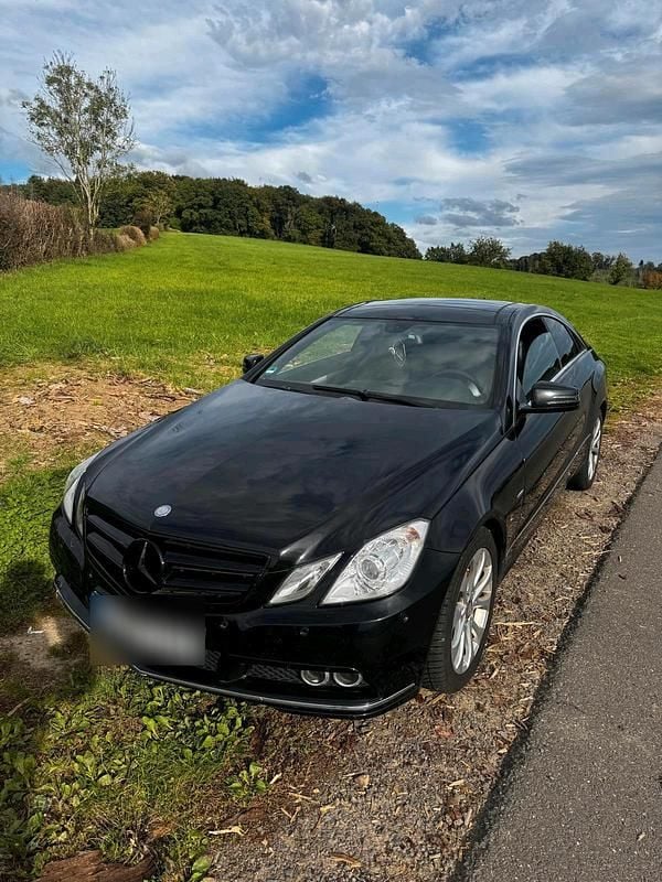 Schwarz Gebraucht 2011 Mercedes E220 Coupé | 5.200 € (Guter Preis) - Bild 1/4