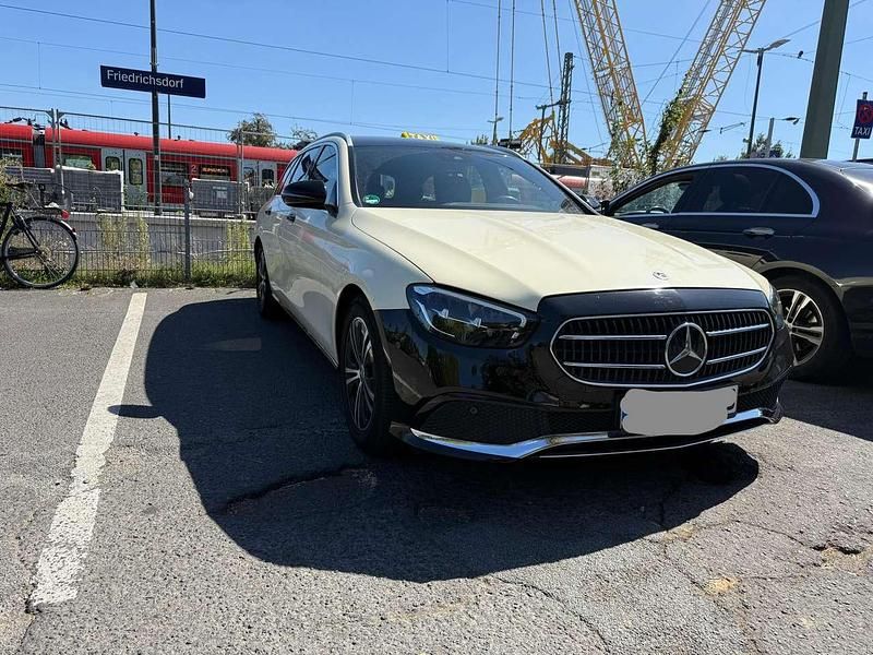Schwarz Gebraucht 2022 Mercedes E200 Avantgarde Kombi | 34.250 € (Fairer Preis) - Bild 1/4