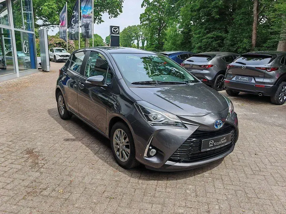 Gebraucht Toyota Yaris Hybrid Team 75 PS (55 kW) 2018 Grau Limousine