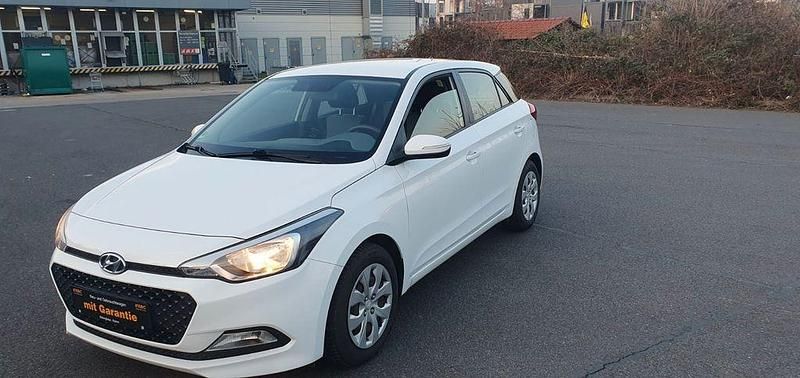 Gebraucht Hyundai i20 Classic 75 PS (55 kW) 2017 Weiß Limousine