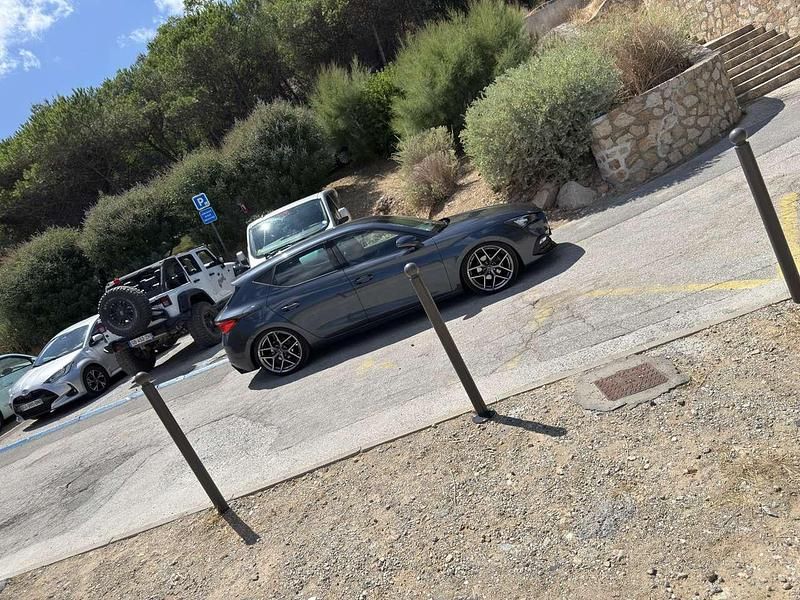 Grau Gebraucht 2024 Seat Leon Style Kleinwagen | 25.400 € (Etwas zu teuer) - Bild 1/1