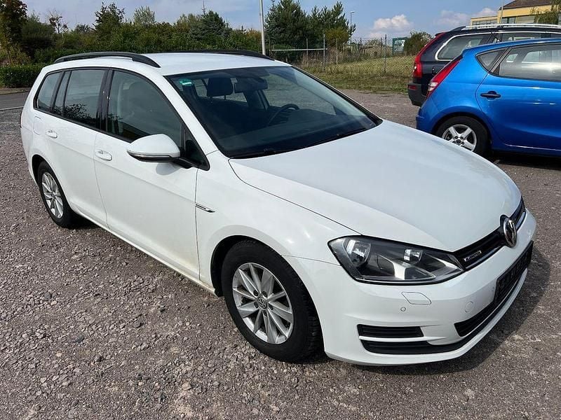 Weiß Gebraucht 2015 VW Golf VII Trendline Kombi | 6.790 € (Fairer Preis) - Bild 1/4