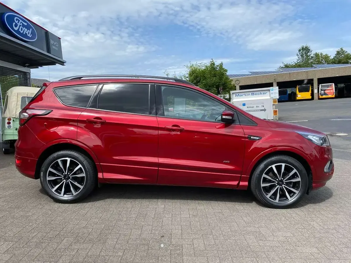 Gebraucht Ford Kuga ST-Line 179 PS (131 kW) 2017 Ruby red (metallic) SUV
