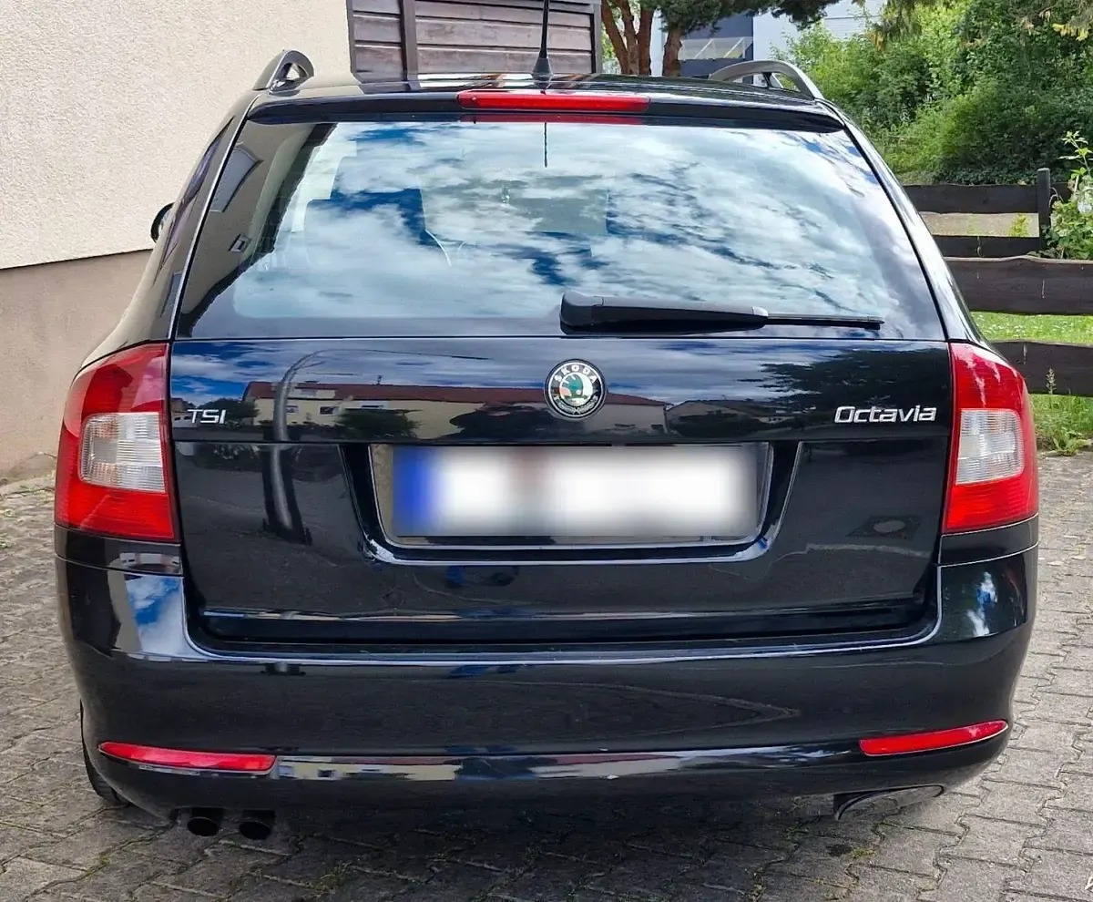 Gebraucht Skoda Octavia Ambiente 122 PS (89 kW) 2011 Schwarz Kombi