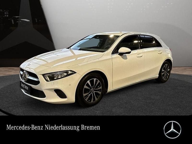 Weiß Gebraucht 2022 Mercedes A180 Style Limousine | 20.890 € (Guter Preis) - Bild 1/3