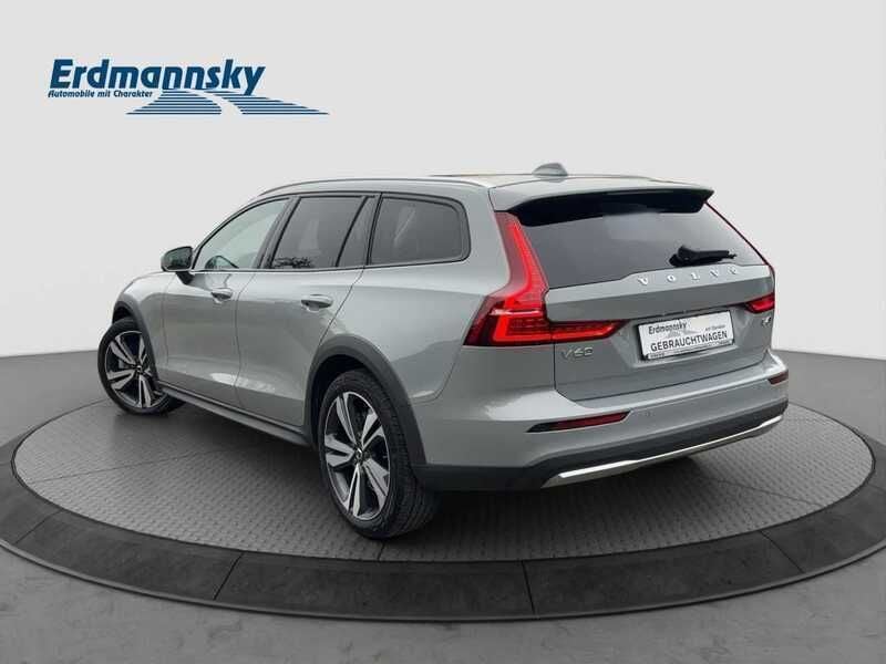 Gebraucht Volvo V60 CC Plus 197 PS (144 kW) 2023 Vapour grey (grau) Kombi
